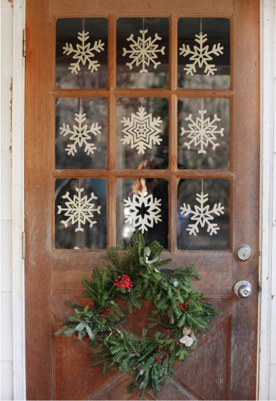 Snowflakes-vytynanki on the door window