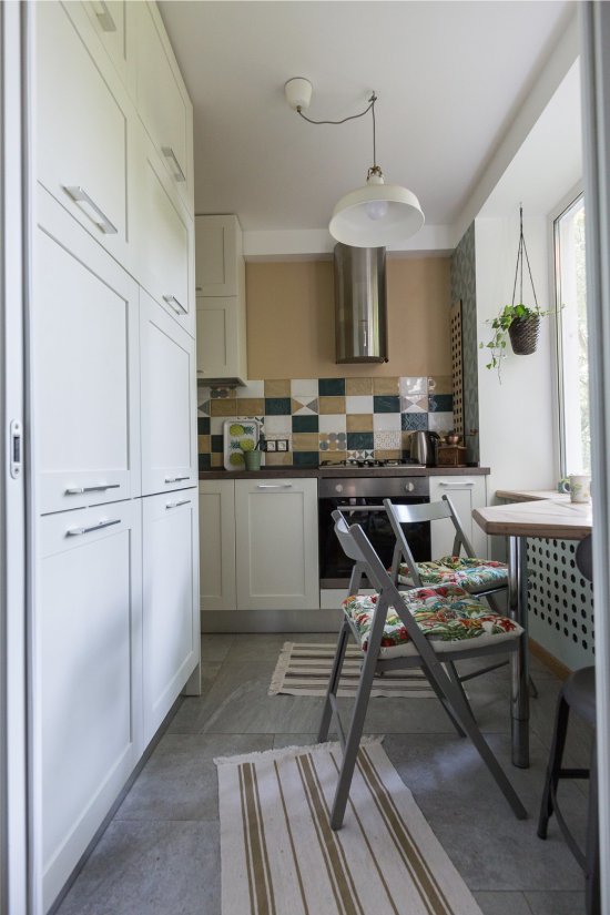 The cylindrical shape of the hood in the interior of the kitchen