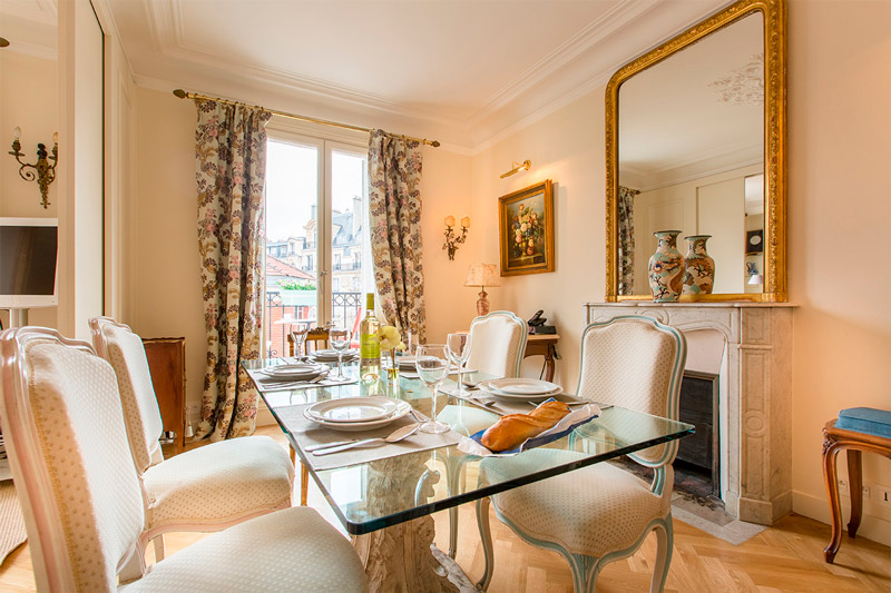 Table en verre à l'intérieur d'une salle à manger classique