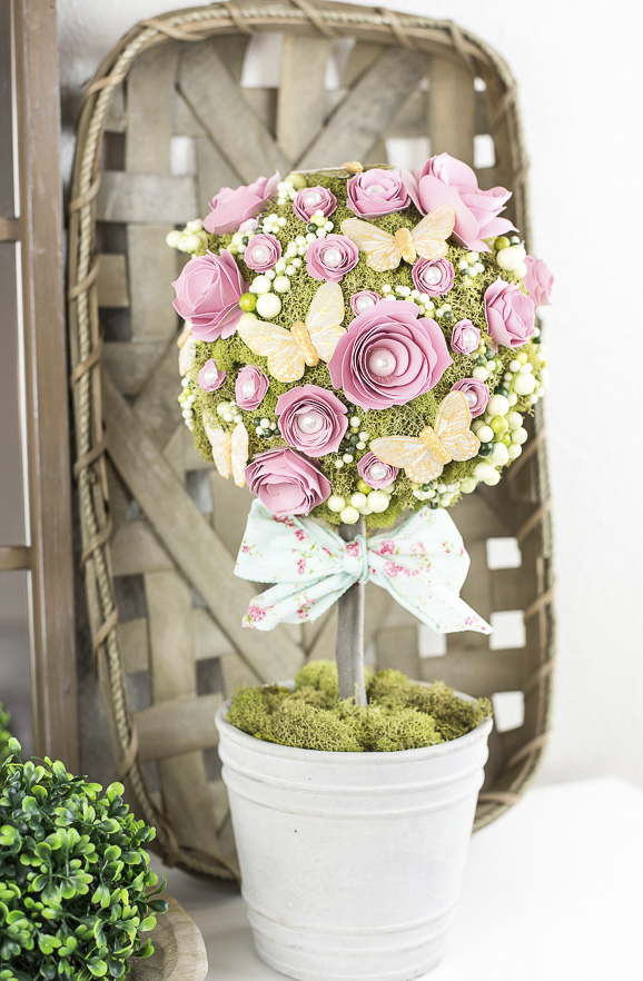 Topiaire de mousse sèche et de fleurs artificielles