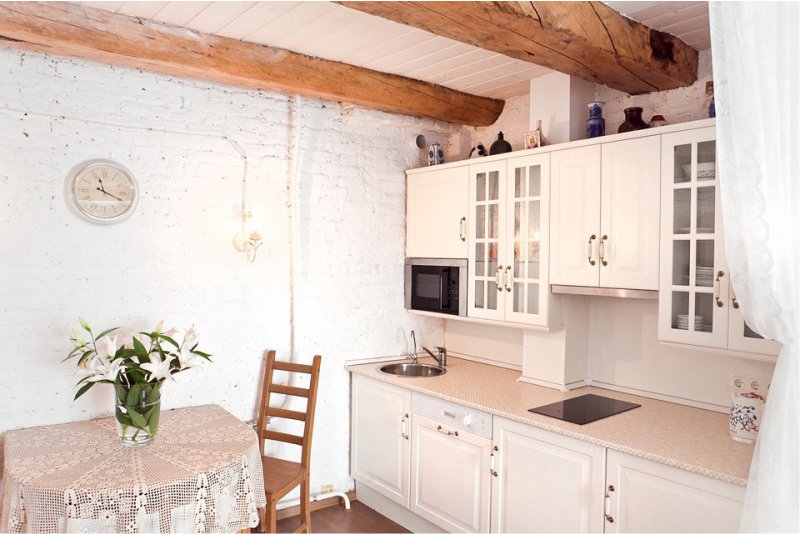 Ceiling beams in the kitchen in the style of Provence