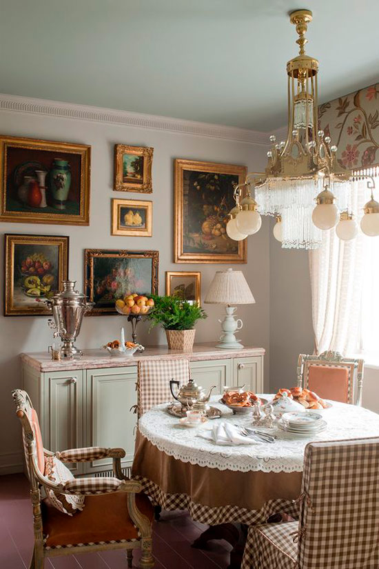 Plafond en tissu coloré à l'intérieur de la cuisine-salle à manger