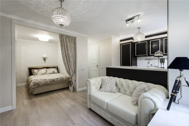 Designul unui apartament cu o cameră cu o bucătărie mică și cameră de zi - vedere din bucătărie