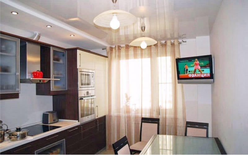 Plasterboard ceiling in the kitchen with niches and ledges