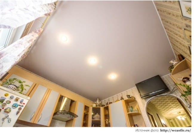 Stretch Satin ceiling dans une petite cuisine