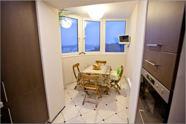 Combining a balcony with a kitchen - dining area on the loggia