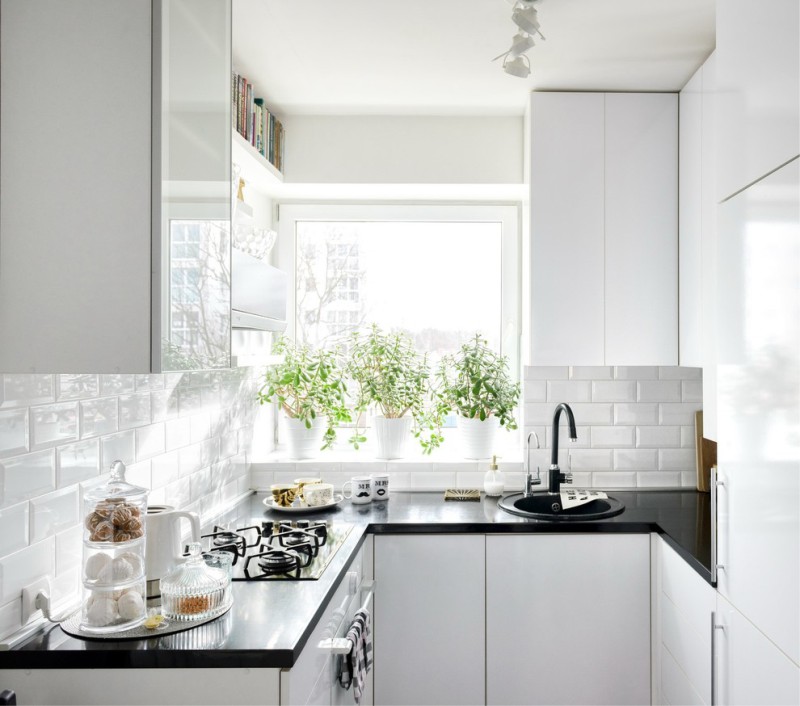 White U-shaped kitchen with window-sill