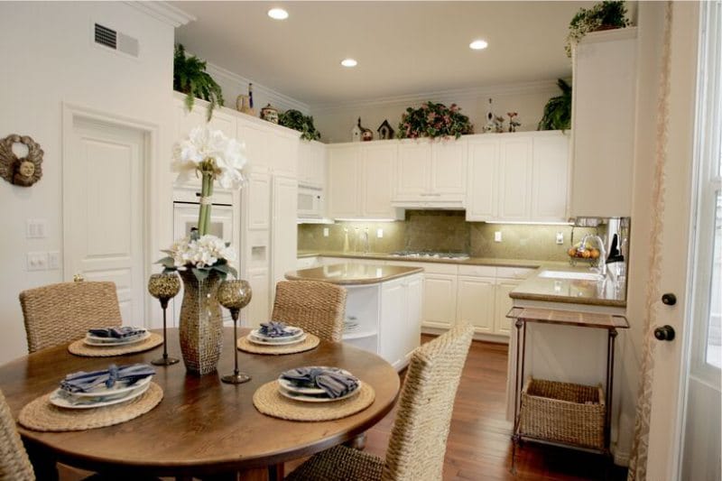 Flowers in the interior of the kitchen