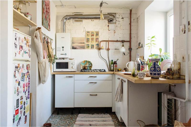 Intérieur de cuisine avec comptoir au lieu du rebord de la fenêtre