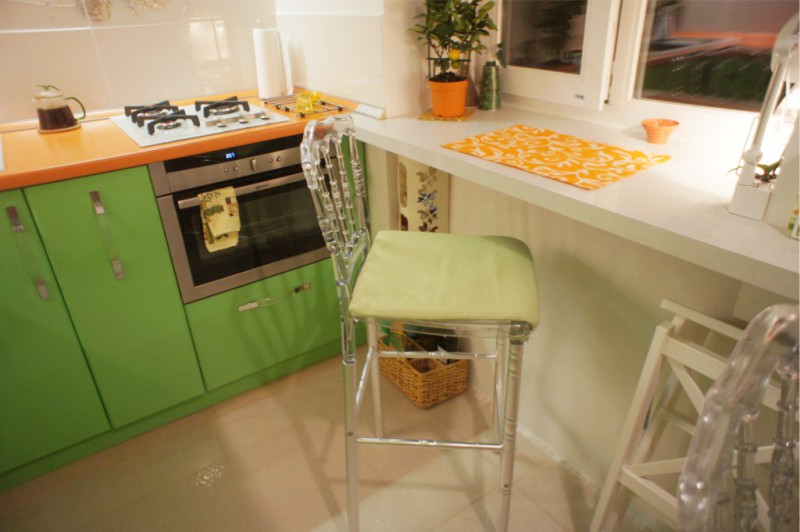 Sill-bar counter in a small kitchen