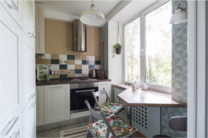 Radiator with a screen under the window-sill