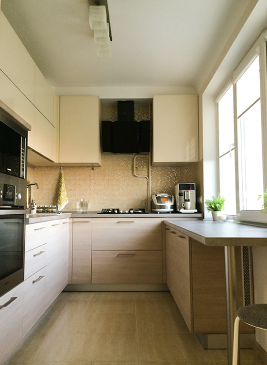 Multi-level kitchen with window-sill