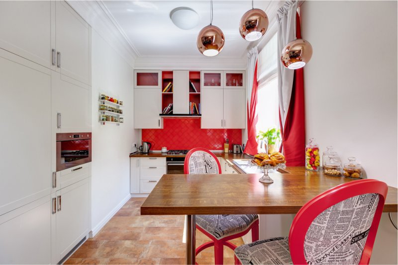 C-shaped kitchen with window-sill