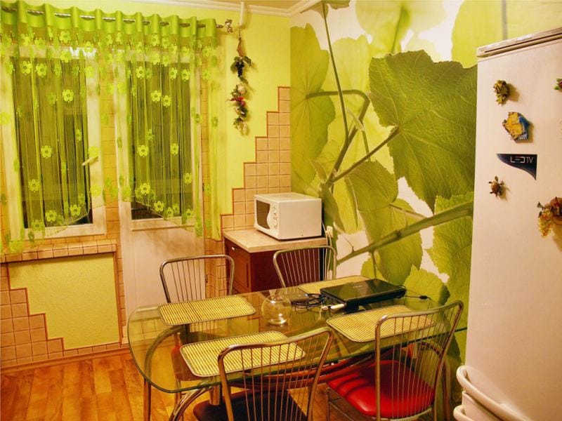 Curtains arch in the interior of the kitchen with green walls