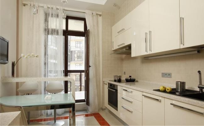 Tulle on grommets in the interior of a small kitchen