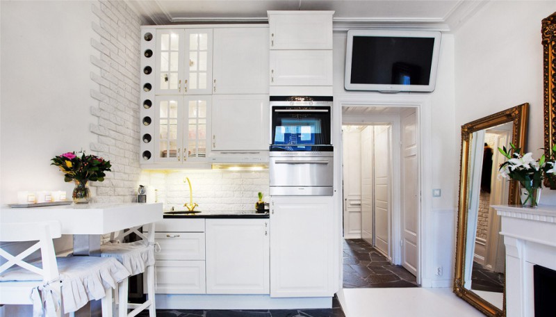 White kitchen studio