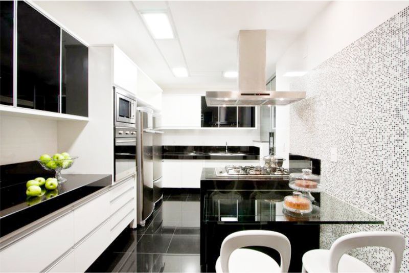 White bottom and black kitchen top