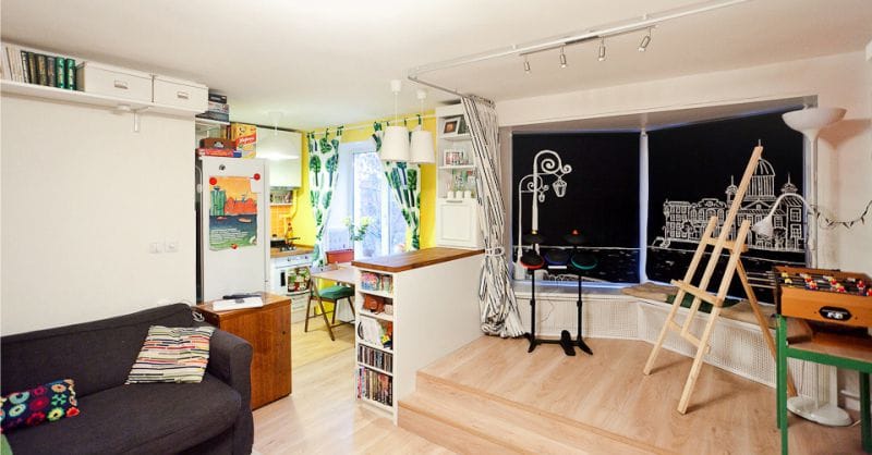 Bay window with a podium in the kitchen-living room