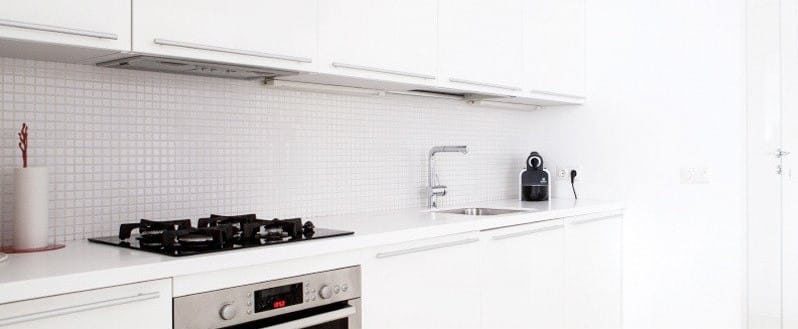 Tablier à l'intérieur de la cuisine dans le style du minimalisme - carrelage