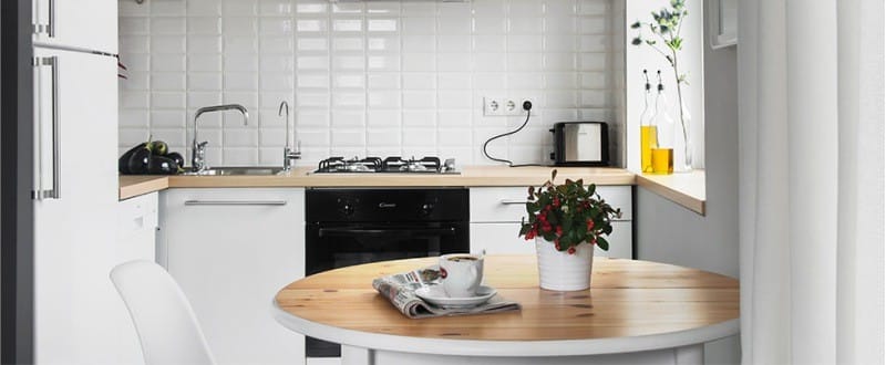 Tablier à l'intérieur de la cuisine dans le style du minimalisme - carrelage blanc