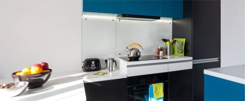 Schort in het interieur van de keuken in de stijl van minimalisme - transparant glas