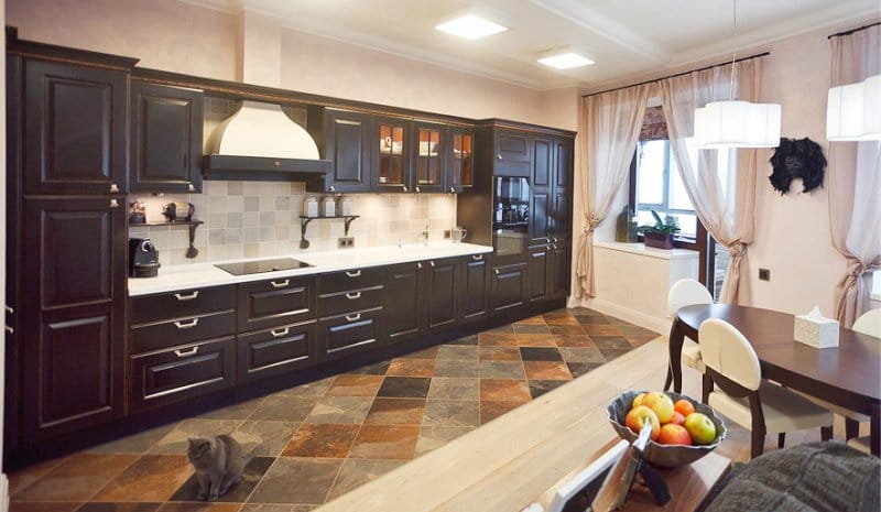 Porcelain stoneware tiles in the interior of a classic kitchen