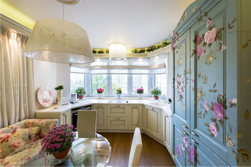 Kitchen with a working area in the bay window