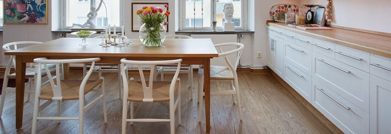 Laminate with chamfers in the interior of the kitchen