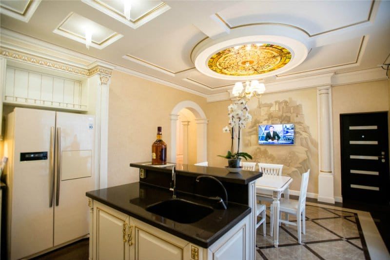 Walls with paintings in the interior of a classic kitchen