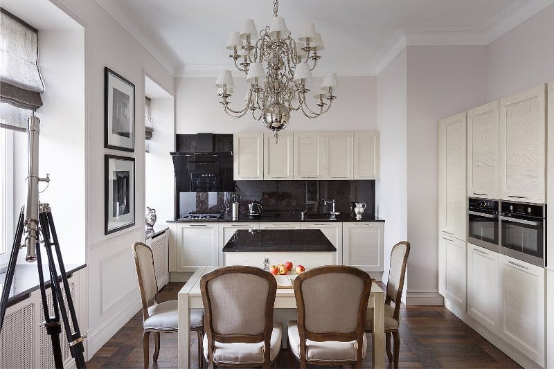 Table en bois à l'intérieur de la cuisine