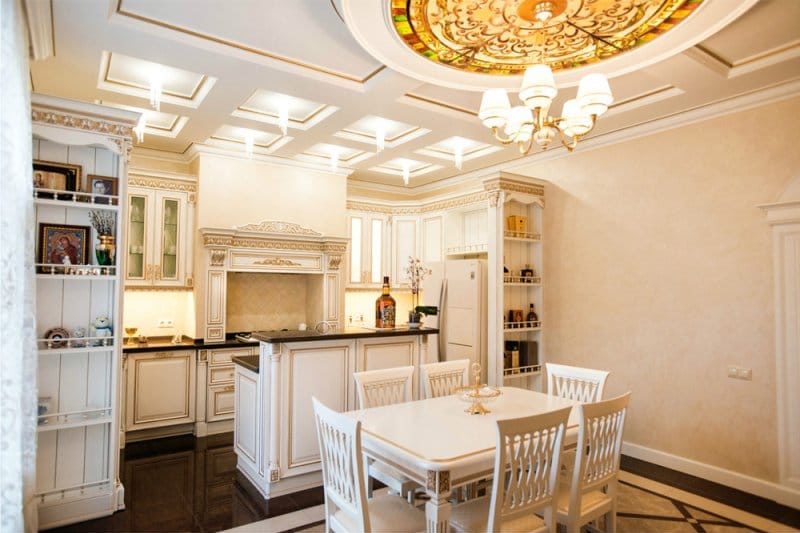 Classic style caisson ceiling in the kitchen