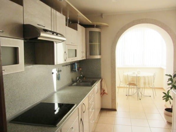 Kitchen with access to the balcony in the form of an arch