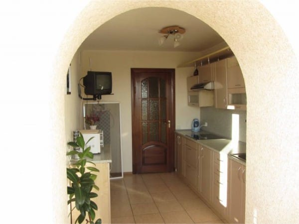 Kitchen with access to the balcony in the form of an arch