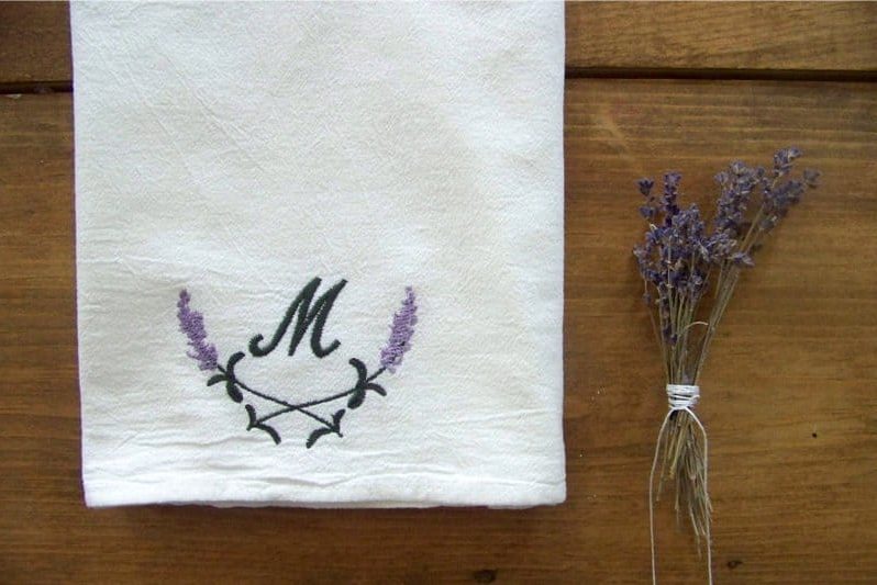 Serviette de cuisine avec broderies monogrammées