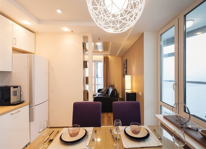 Table of glass and wood in the interior of the kitchen