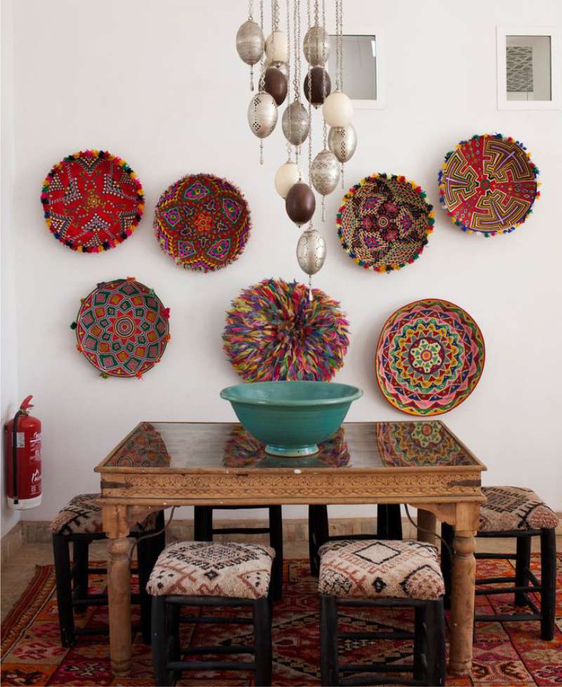 Assiettes sur le mur de la cuisine en style oriental