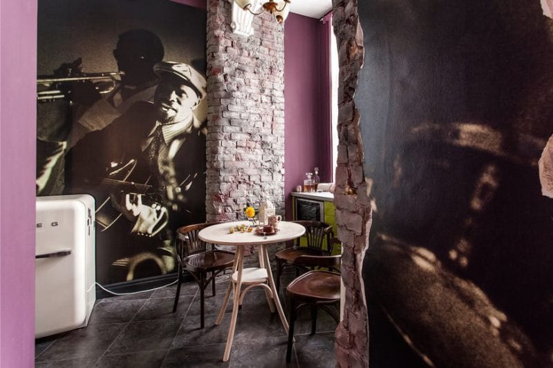 Black and white wallpaper in the interior of the kitchen