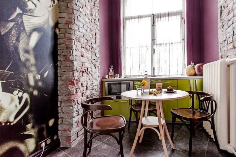 Black and white wallpaper in the interior of the kitchen