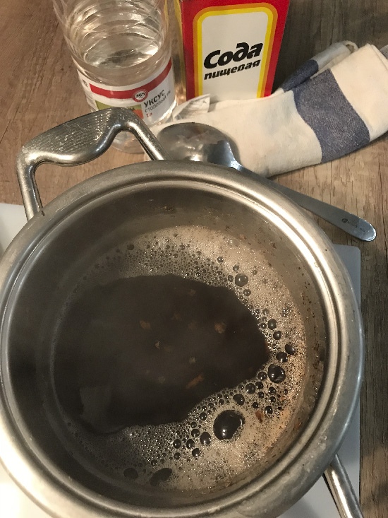 Cleaning the pan with soda and vinegar