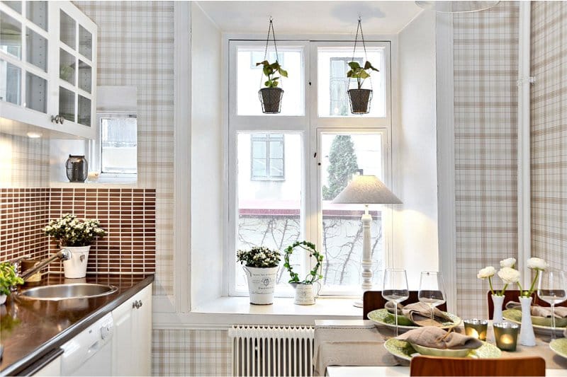 Non-woven wallpaper in the interior of the kitchen