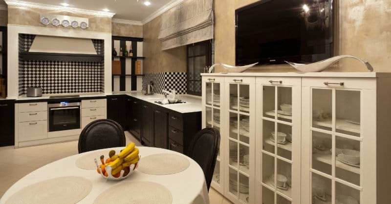 Plaster Venetian hiasan di pedalaman dapur