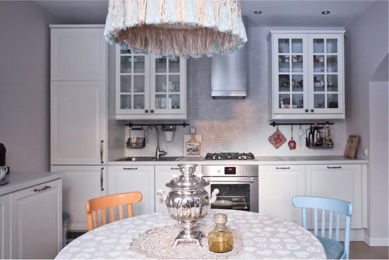 White mosaic in the interior of the kitchen