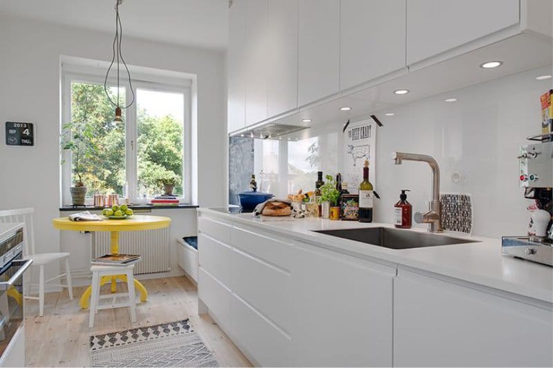 Apron of glass in the interior of a small kitchen