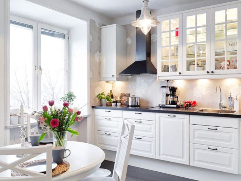 Gray wallpaper in the interior of the kitchen