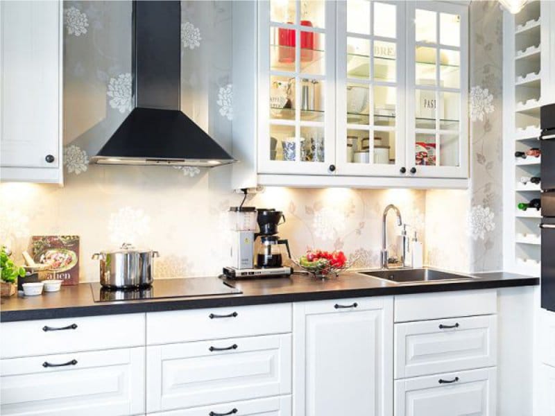 Gray wallpaper in the interior of the kitchen