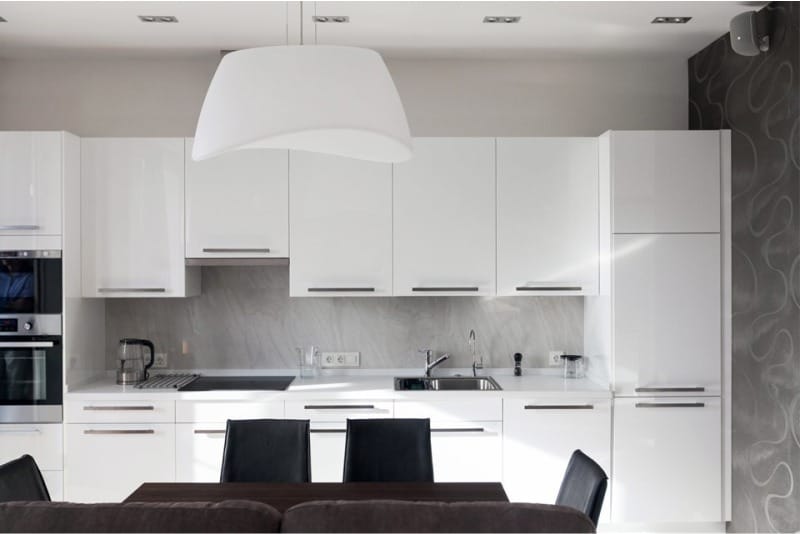 Gray wallpaper in the interior of the kitchen