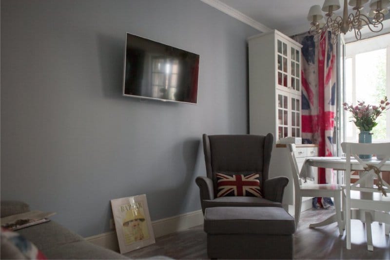 Gray walls in the interior of the kitchen in the English style