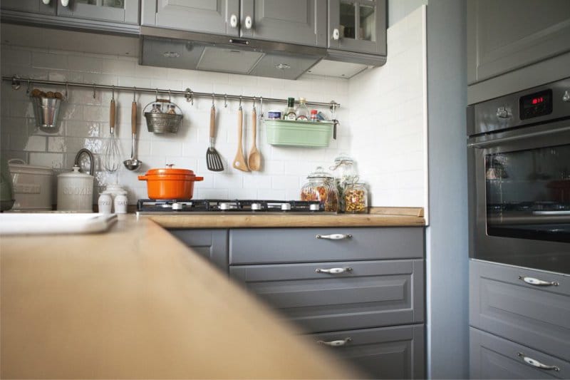 Gray walls in the interior of the kitchen in the English style