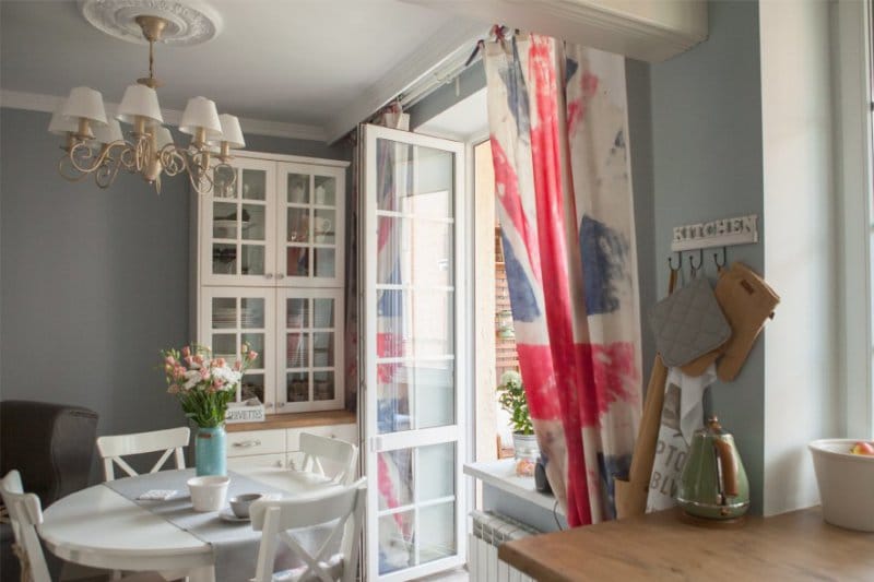 Gray walls in the interior of the kitchen in the English style