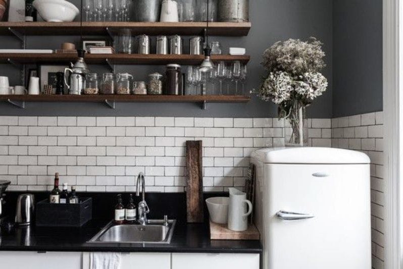 The combination of black and gray in the interior of the kitchen